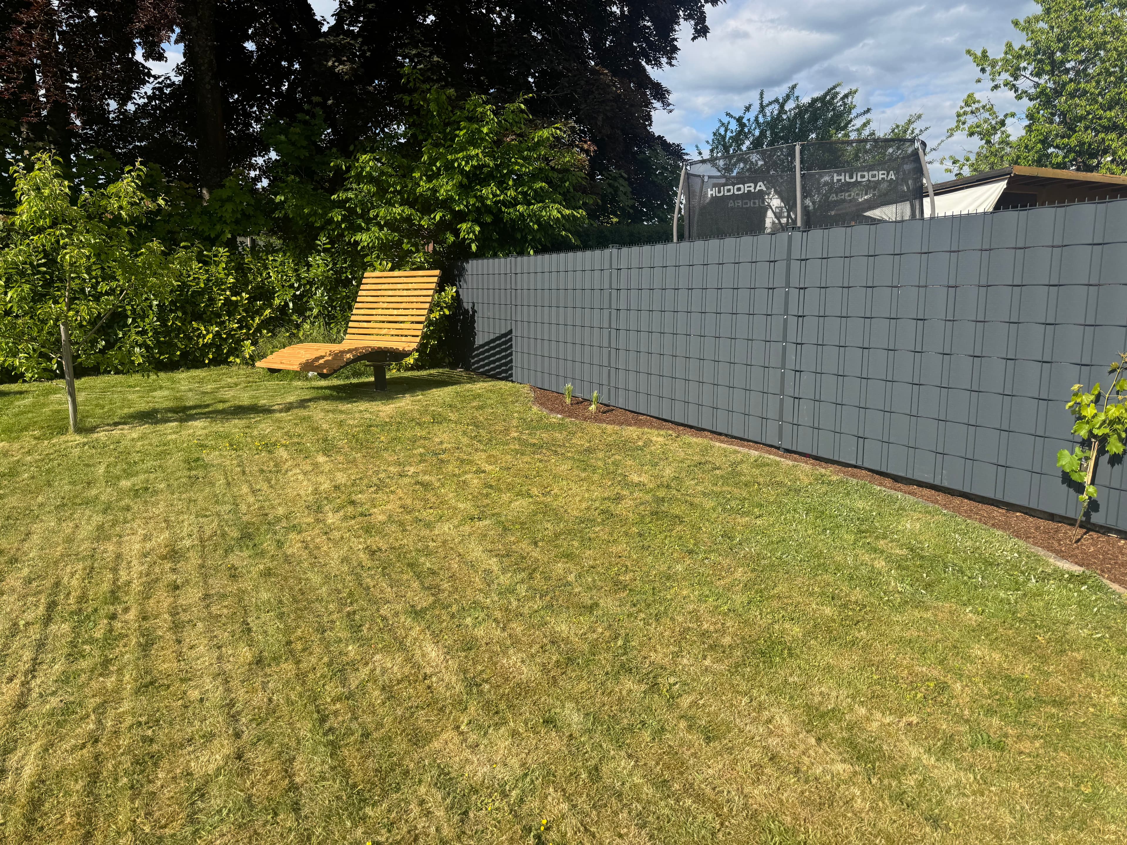 Gardenova Mitarbeiter bei Gartenarbeiten